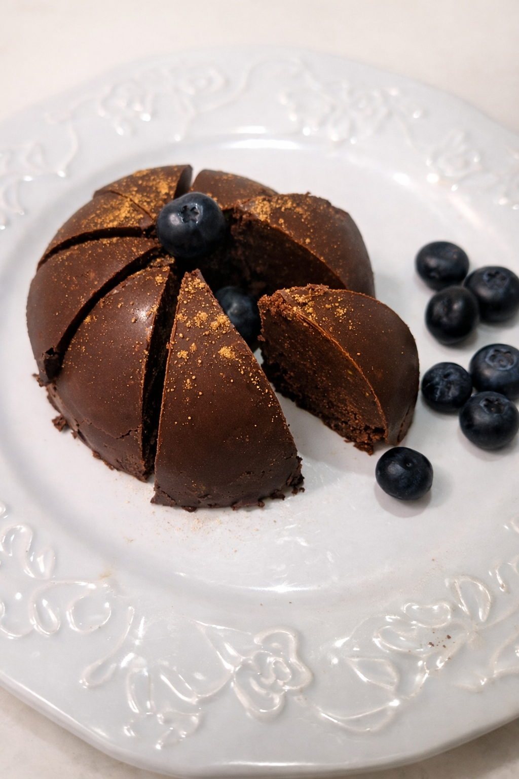 EnChoc Elite round chocolate sliced into pieces with blueberries